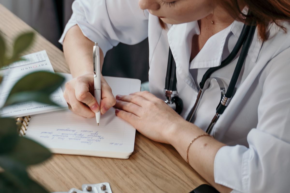 Professionnelle de santé rédigeant une note de consultation