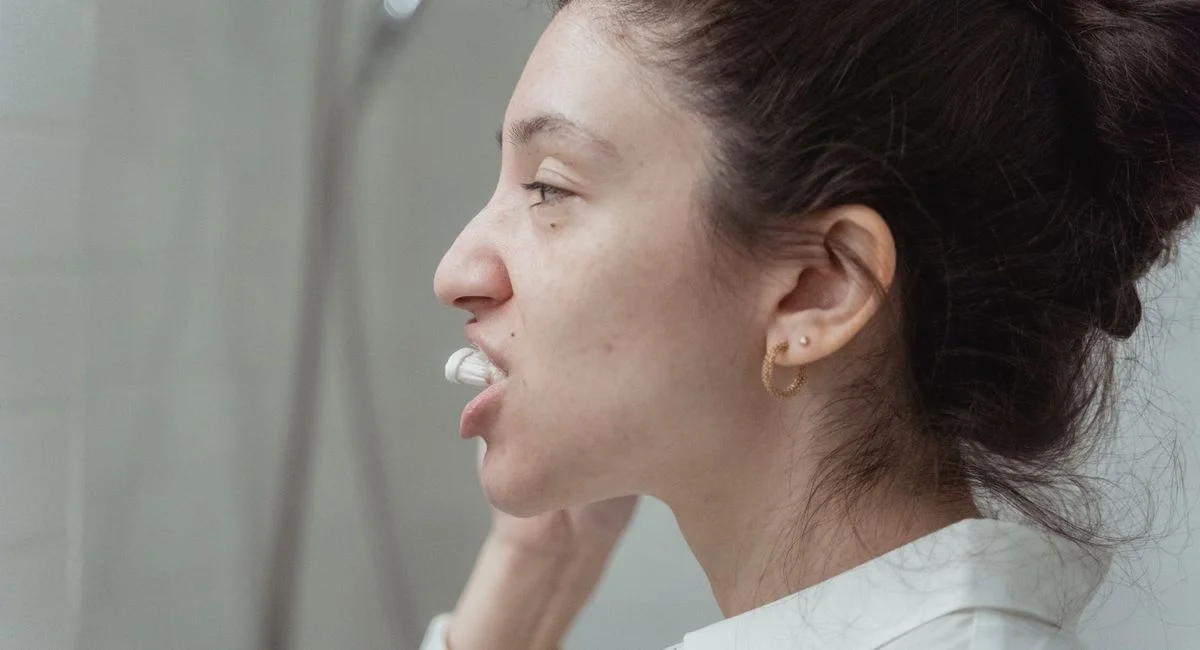 Astuce de grand-mère pour enlever le tartre des dents et préserver la santé bucco-dentaire