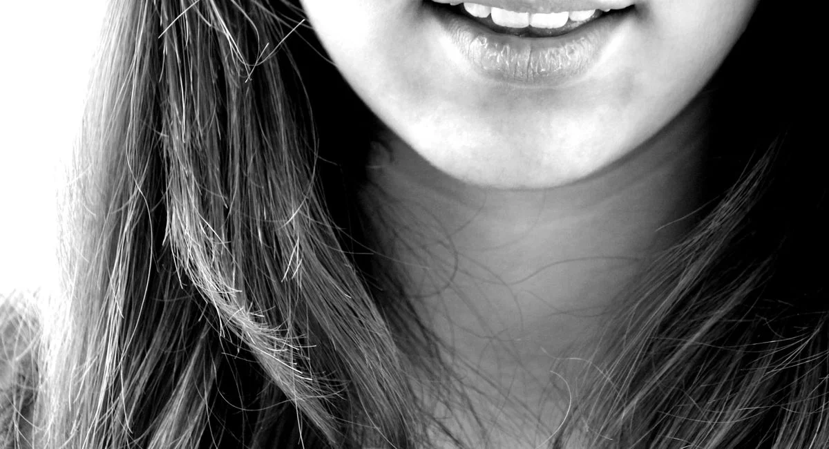 Combien de dents a un adulte et quels facteurs expliquent les variations dans la dentition ?