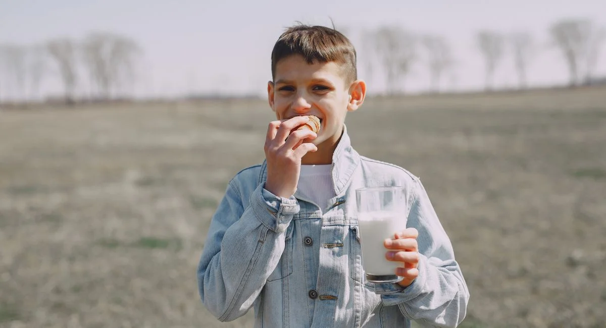 Combien de dents de lait tombent chez un enfant et quel est leur âge de chute ?