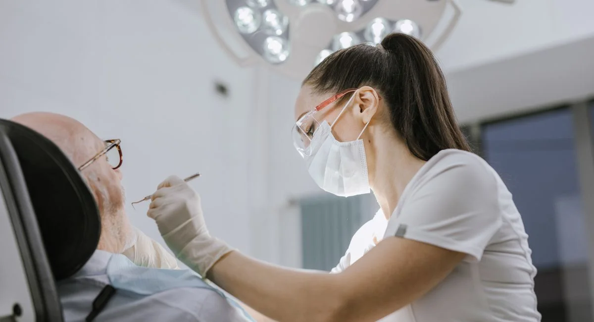 Comment enlever le tartre des dents pour préserver santé et beauté du sourire ?
