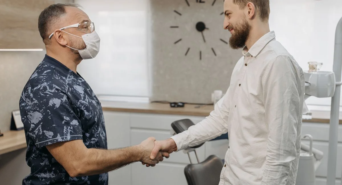 Comprendre la différence entre dentiste et orthodontiste pour choisir efficacement vos soins dentaires