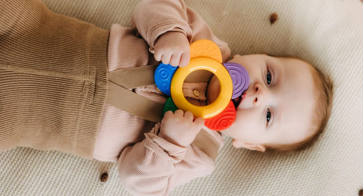 Trouver un gel pour les dents bébé efficace et sûr pour apaiser la poussée dentaire
