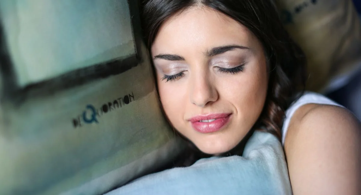 Femme endormie, illustration du sommeil dans un article sur le bruxisme nocturne