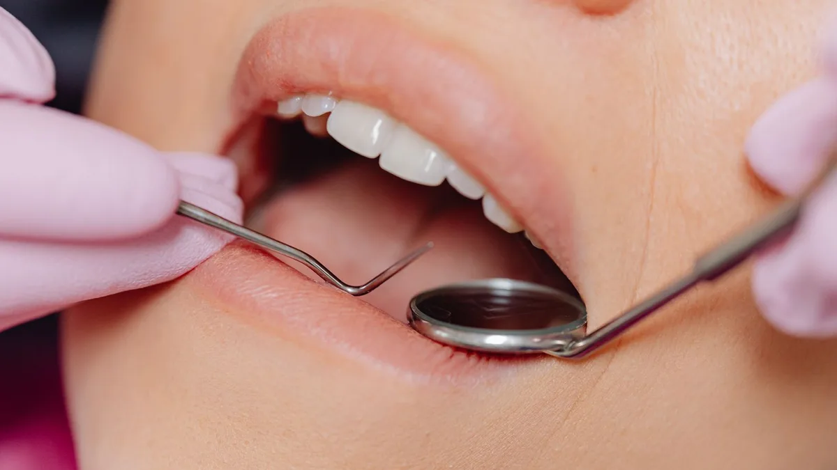 Examen des dents et des gencives à l’aide d’un miroir dentaire