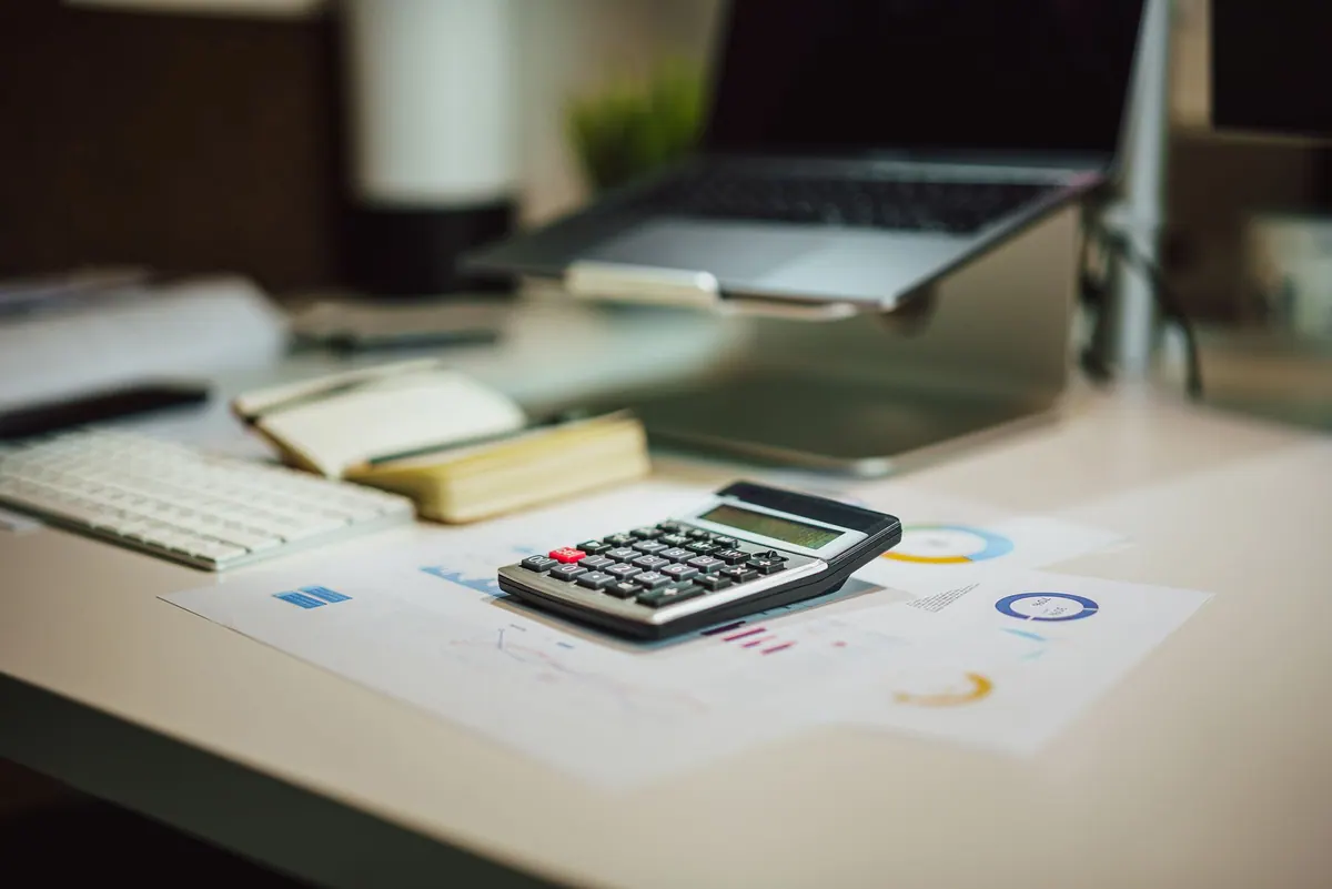 Calculatrice et documents pour préparer le budget d’un traitement