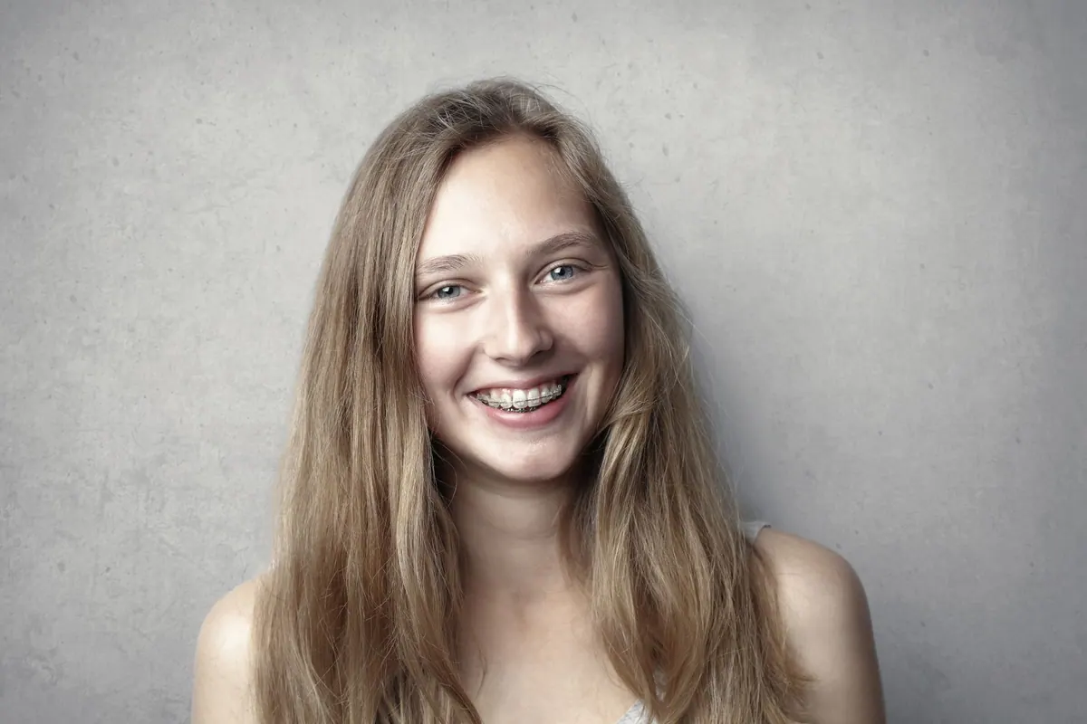 Jeune femme souriante dans une lumière naturelle